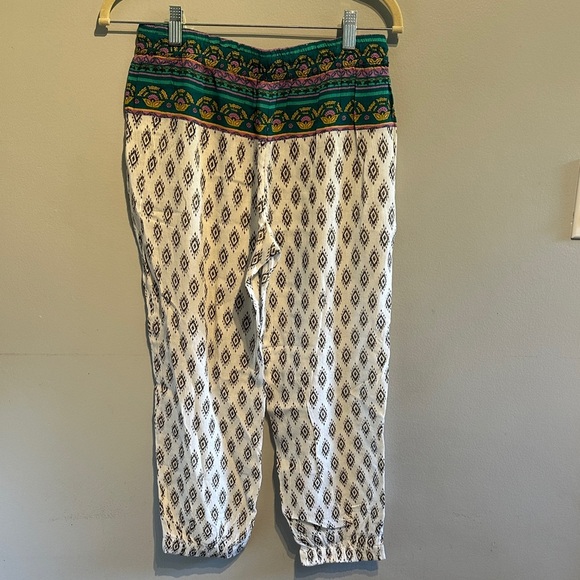 🌸O'Neill White and Green Patterned Capris - Picture 3 of 7